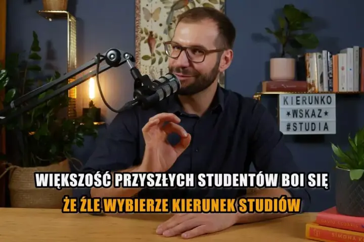 Mężczyzna z okularami mówi o obawach przyszłych studentów przed złym wyborem kierunków studiów.