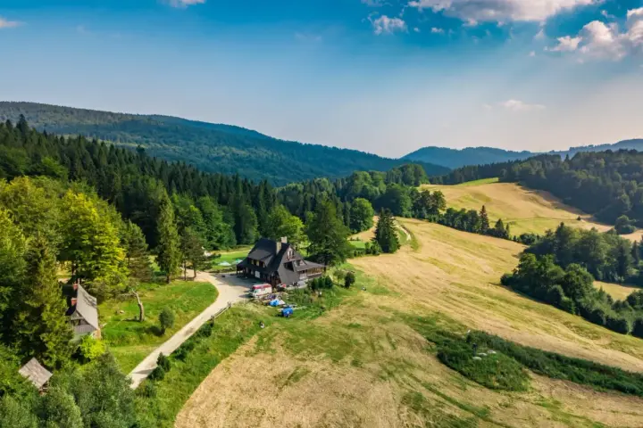 Bacówka nad Wierchomlą: Zaplanuj idealną wyprawę w Beskidy!