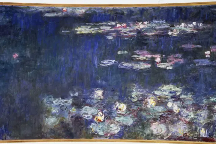 Un étang de nénuphars aux reflets bleus et roses, une œuvre emblématique de Claude Monet, baignée d'une lumière impressionniste.