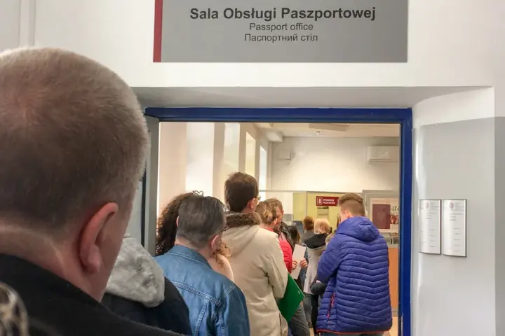 Kolejka do sali obsługi paszportowej. Zastanawiasz się, jak przyspieszyć wydanie paszportu? Czekanie może być długie.