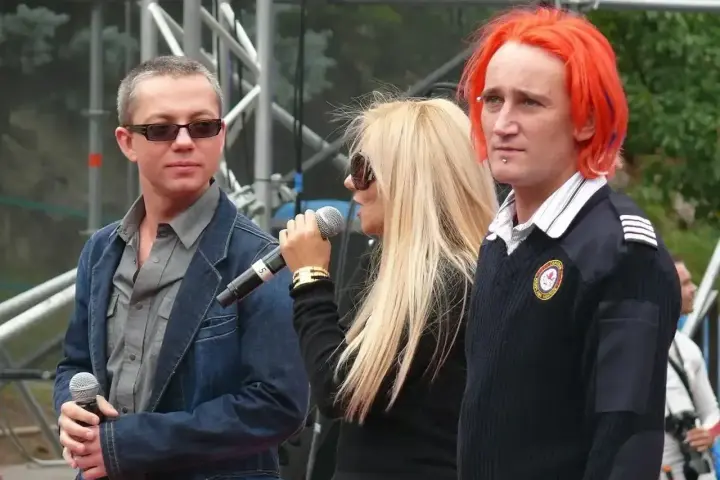 Ich Troje, pierwsza płyta, na scenie z mikrofonami.