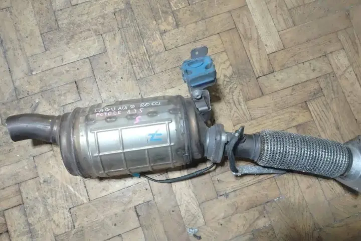 Filtr DPF z Renault Laguna 3 2.0 dCi na drewnianej podłodze.
