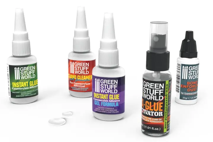 Cinco botellas de pegamento instantáneo y activador de Green Stuff World, prometiendo el pegamento más fuerte del mundo para reparaciones rápidas.
