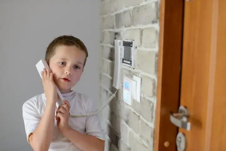 Kiedy dziecko może zostać samo w domu? Prawo, psycholog, gotowość
