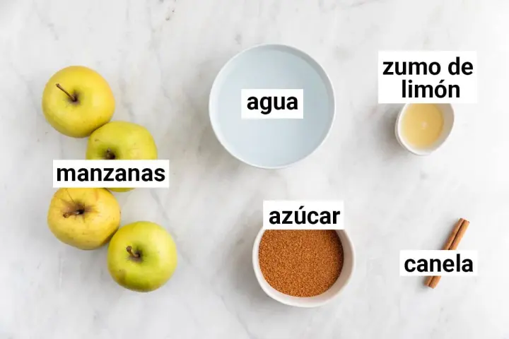 Ingredientes para compota de manzana: manzanas, agua, azúcar, limón y canela.