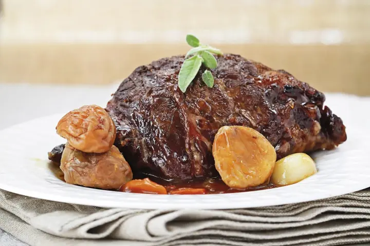 Jugosa carne asada con castañas y hierbas, perfecta para tus recetas con carne.