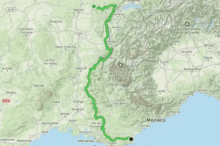 Carte de France et d'Italie montrant un itinéraire vert traversant les Alpes, de la Suisse à la côte méditerranéenne, passant par Lyon, Grenoble et Monaco.