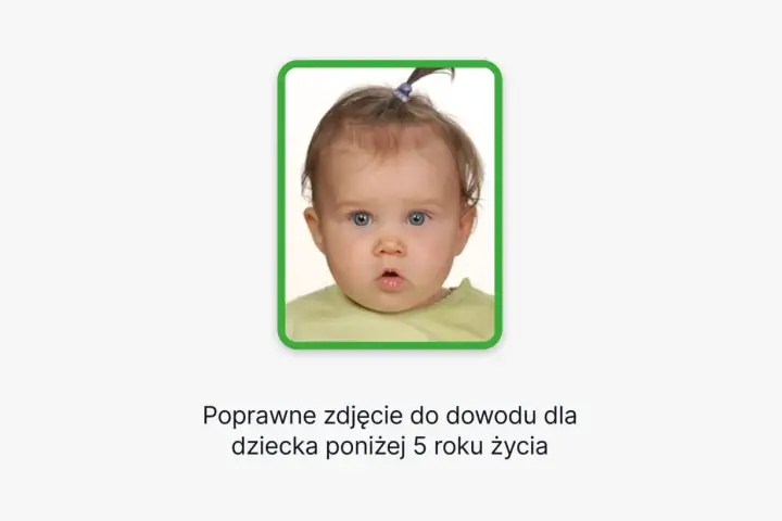 Urocze zdjęcie niemowlaka do dowodu, z niebieskimi oczami i kucykiem. Idealne dla malucha poniżej 5 roku życia.