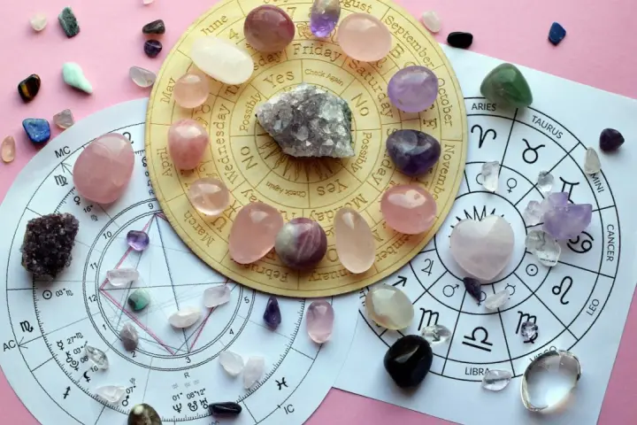 Kamienie szlachetne i astrologiczne koło symbolizujące zimowe znaki zodiaku.