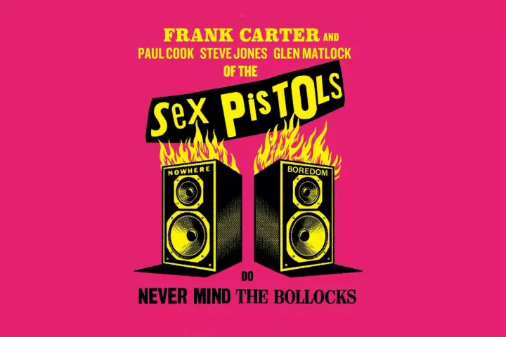 Frank Carter et les membres de Sex Pistols, Steve Jones, Paul Cook, Glen Matlock, sur fond rose vif, avec des enceintes en feu.