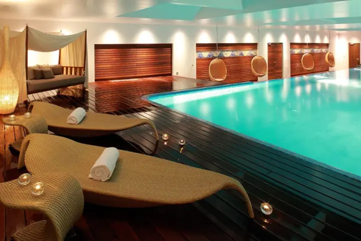 Rilassati in questa spa: piscina turchese, lettini comodi, candele e un'atmosfera di pace. Ecco cosa si fa in una spa per rigenerarsi.