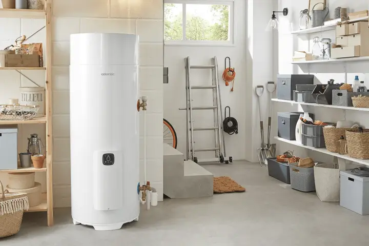 Un préparateur ECS Atlantic blanc trône dans un garage bien rangé, prêt à fournir de l'eau chaude.