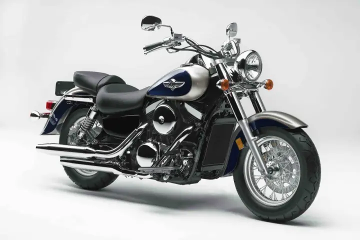 Błyszczący Kawasaki Vulcan 1500, klasyczny cruiser. Choć piękny, warto znać jego potencjalne wady przed zakupem.