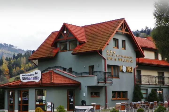 Hotel Kotarz, zlokalizowany w malowniczej okolicy, oferuje noclegi, restaurację i SPA. Obok znajduje się kawiarnia NIEbanalnie.