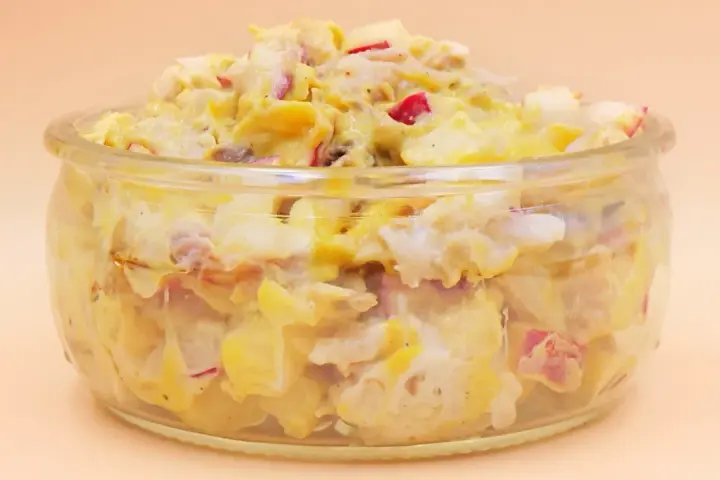 Pyszna pasta z rzodkiewki z ziemniakami i jajkiem, podana w szklanym naczyniu.