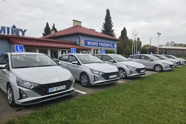 Samochody WORD Przemyśl z literką L na dachu. Zastanawiasz się, ile kosztuje egzamin teoretyczny na prawo jazdy?
