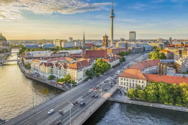 Widok na Berlin z wieżą telewizyjną i katedrą. Wyobraź sobie podróż pociągiem z Krakowa do Berlina, podziwiając takie krajobrazy.