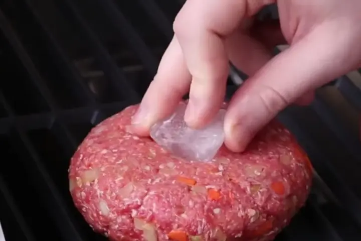 Myśląc o idealnym burgerze: Jak zrobić soczyste mięso w domu?