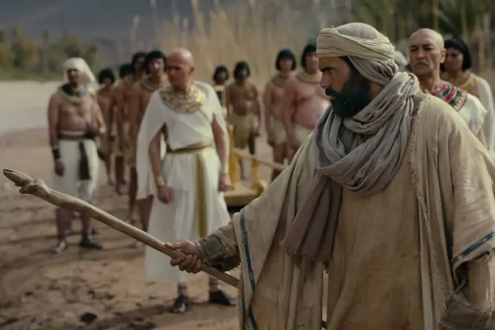 Ein Mann mit Turban und Stab führt eine Gruppe in antiker Kleidung an. Szenen wie diese sind oft in christliche Serien zu sehen.