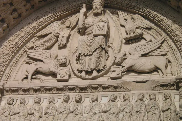Kamienna płaskorzeźba przedstawia Chrystusa z symbolami ewangelistów: lew (Marek), orzeł (Jan), anioł (Mateusz), wół (Łukasz). Poniżej siedzi dwunastu apostołów.