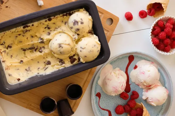 Pyszne domowe lody czekoladowe i malinowe, gotowe do podania. Idealne na upalne dni!