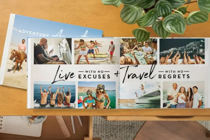 Otwarty album ze zdjęciami z podróży, z cytatami "Live with no excuses + Travel with no regrets". Idealne wspomnienia cytaty do albumu ze zdjęciami.