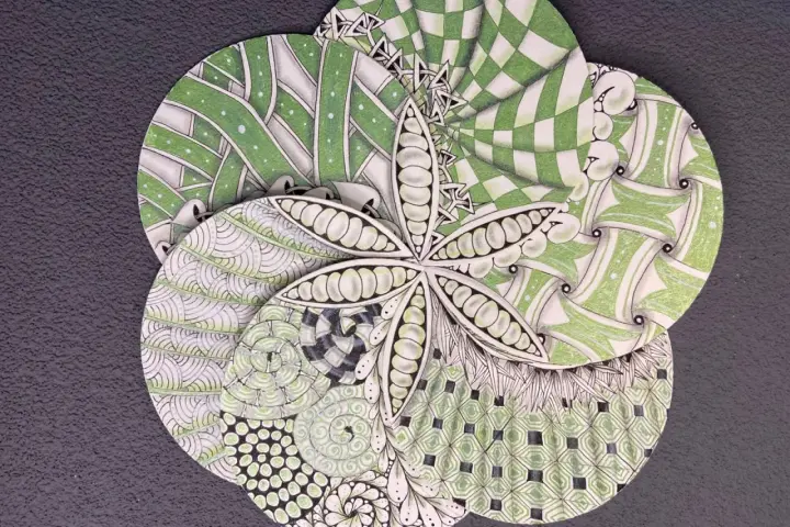 Fleur de zentangle aux motifs complexes, évoquant l'origine de cette technique artistique.