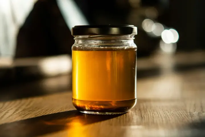 Jaki miód na ból gardła? Wybierz naturalny antybiotyk!