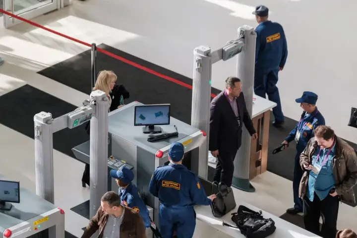 Co piszczy na bramkach na lotnisku i jak tego uniknąć?