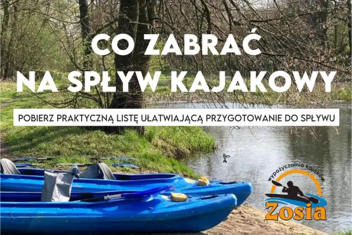 Co zabrać na spływ kajakowy? Dwa niebieskie kajaki czekają nad wodą. Pobierz praktyczną listę ułatwiającą przygotowanie do wyprawy.