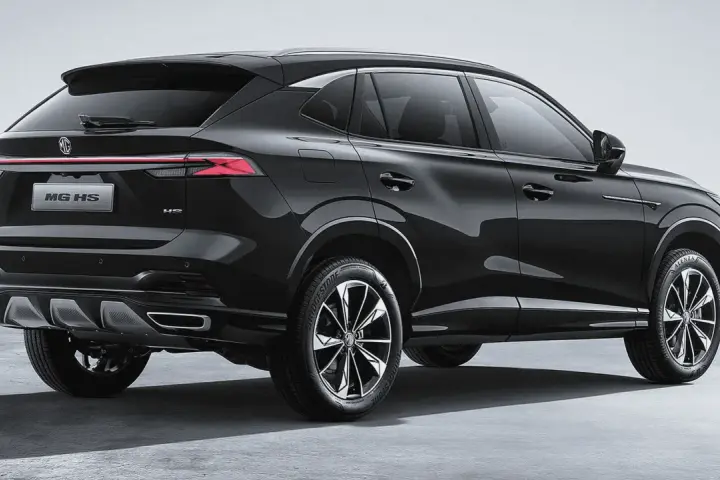 Czarne MG HS PHEV, czyli plug-in hybrid, to nowoczesny SUV. Zastanawiasz się phev co to? To samochód łączący silnik spalinowy z elektrycznym.
