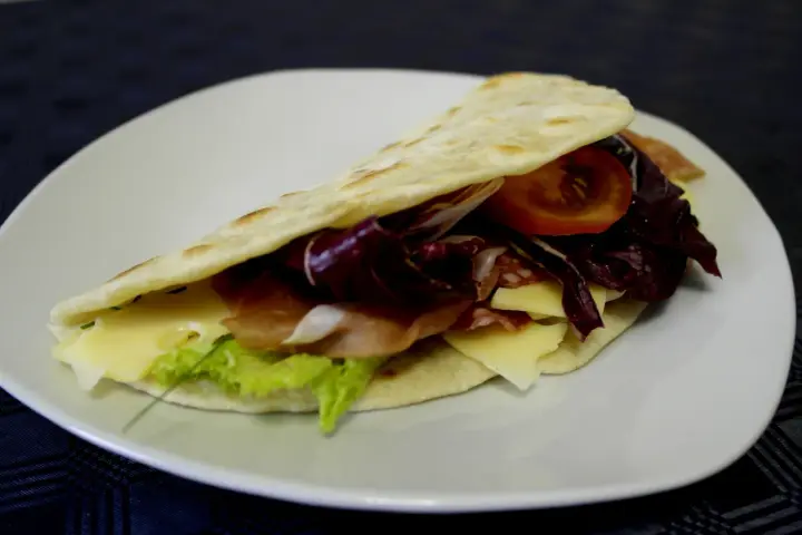 Pyszna piadina z szynką, serem, pomidorem i cykorią. Idealny przepis na szybki lunch!