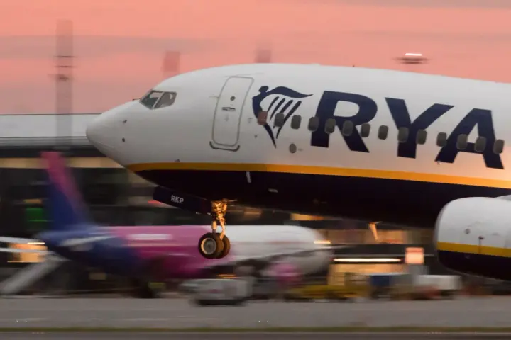 Samolot Ryanair startuje. Zastanawiasz się, ile kosztuje duży bagaż Ryanair? Sprawdź ceny przed podróżą!