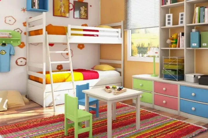 Cameretta bambino 6 anni con letto a castello, scrivania, tappeto colorato e libreria piena di giochi e libri.