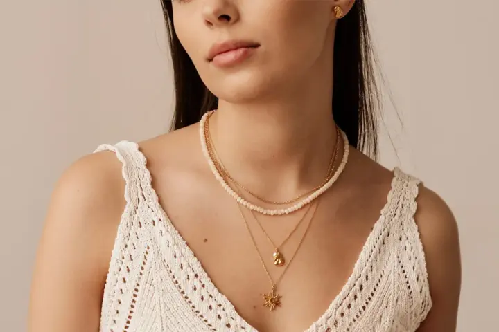 Czy chokery są modne? Odkryj najnowsze trendy i style biżuterii