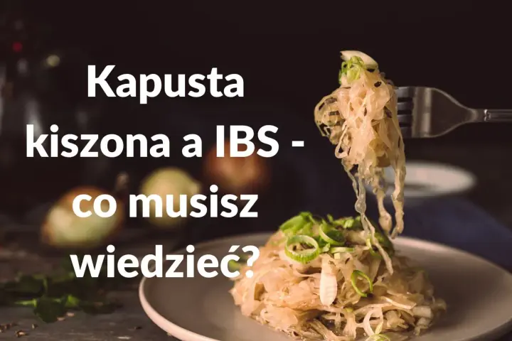 Kapusta kiszona a IBS – czy jest zdrowa? Widok na talerz z kiszoną kapustą i widelcem unoszącym porcję.