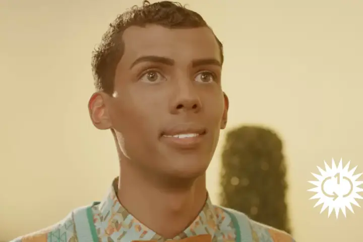 Ein Mann mit lockigem Haar und einem bunten Hemd blickt nach oben. Das Bild erinnert an die Bedeutung von "Papaoutai".