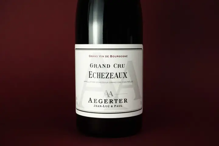 Bouteille de Grand Cru Echezeaux, un vin de Bourgogne de la maison Aegerter.