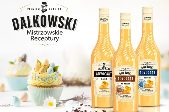 Dalkowski Advocaat - likier brzoskwiniowy do drinków, idealny na Wielkanoc. Trzy butelki z etykietami "Classic", "Na Whisky" i "Na Rumie".