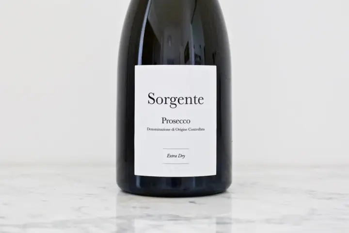 Butelka Sorgente Prosecco Extra Dry. Co to znaczy? To wino o delikatnej słodyczy, idealne na każdą okazję.