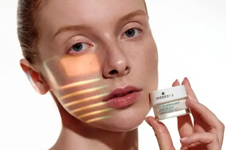 Krem pod oczy z retinolem i moringą. Dowiedz się, z czym łączyć retinol, by uzyskać najlepsze efekty.