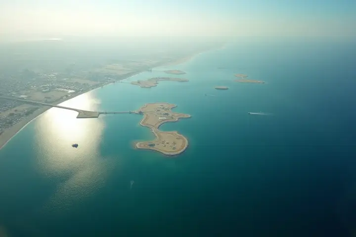 Sztuczne wyspy i mosty łączące je z lądem, pokazujące, gdzie leży Bahrajn.
