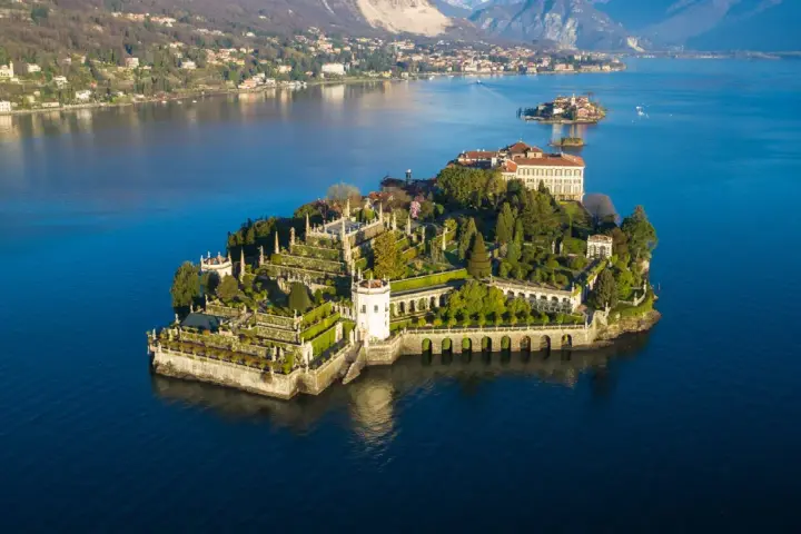Isola Bella sul Lago Maggiore, un gioiello da ammirare in moto.