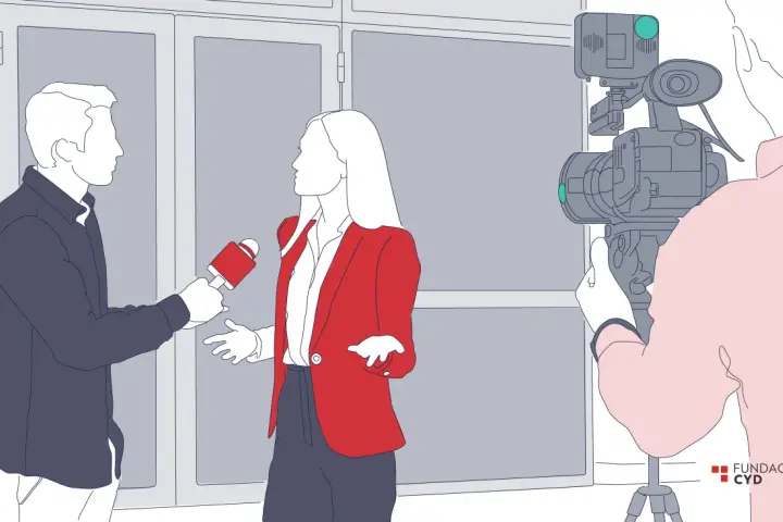 Periodista entrevista a una mujer frente a una cámara. Un paso clave en la comunicación social carrera.