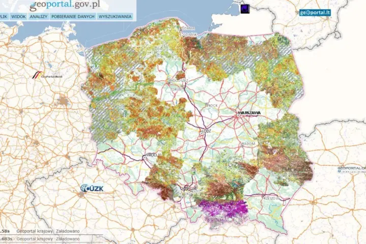 Mapa Polski z kolorowymi obszarami pokazującymi klasy ziemi. Dowiedz się, jak sprawdzić klasę ziemi na geoportalu.