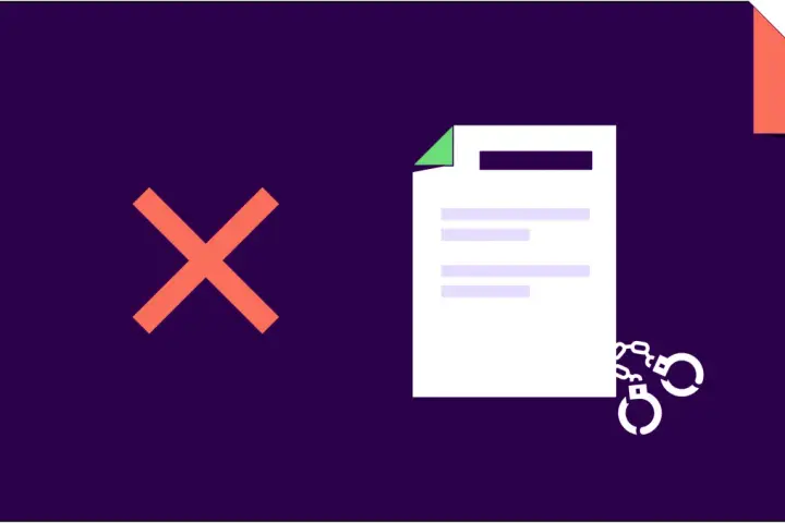 Une croix rouge et des menottes sur un document symbolisent la preuve de travail dissimulé et ses conséquences.