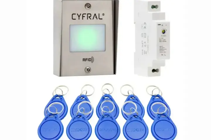 Zestaw do domofonu Cyfral z brelokami RFID i zasilaczem. Dowiedz się, jak zmienic kod do domofonu, by zwiększyć bezpieczeństwo.