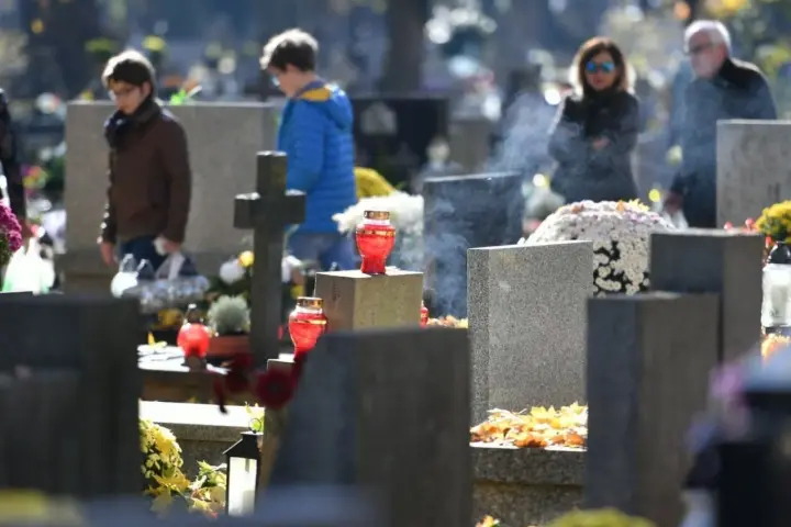 Ludzie odwiedzają groby, zapalają znicze. W powietrzu unosi się dym, symbolizujący modlitwę o odpust zupełny.