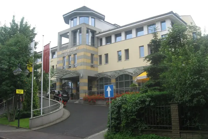 Hotel Haffner, nazwany na cześć Jana Jerzego Haffnera, wita gości nowoczesną architekturą i zielenią.