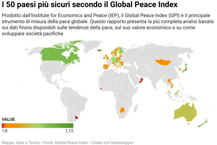 Mappa del mondo che evidenzia i paesi più sicuri, con tonalità verdi per le nazioni più pacifiche e arancioni/rosse per quelle meno sicure.